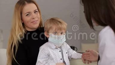 妈妈和儿子在儿科医生的<strong>招待</strong>会上。