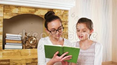 十几岁的孩子听她妹妹读故事，女孩花时间看书，家人无所事事