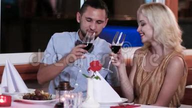 家庭度假，夫妻两人喝杯酒，祝酒，浪漫的气氛，男人和女人在约会