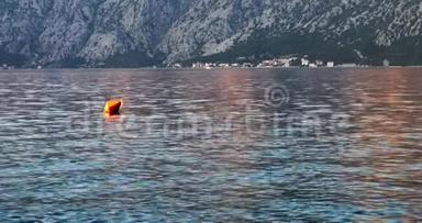 橙色浮标漂浮在干净平静的海洋景观中，€“航海和海洋视频背景”
