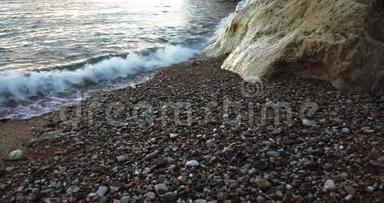 海浪拍打着海滩上的<strong>白色</strong>岩石，沙滩上的沙子、石头和鹅<strong>卵石</strong>缓慢地运动着€“海景背景”