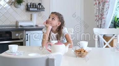 女孩摆好桌子准备喝茶