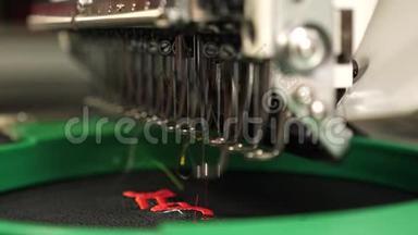 机器人<strong>缝纫机</strong>。 自动<strong>缝纫机</strong>。 一种在黑色上有红色螺纹的自动机器刺绣图案