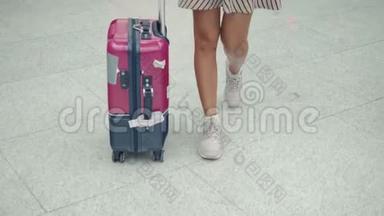 后景女士，带着行李在机场候机楼朝私人飞机走去，穿着衣服的快乐学生游客。