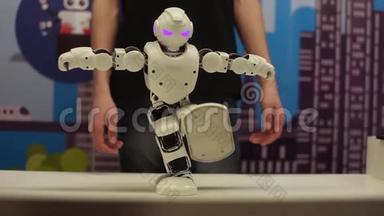 现代机器人技术。 机器人移动手臂和腿。 人工智能。