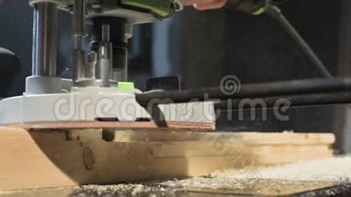 大特写.. 木工用电铣锯切木板.. 尘埃粒子和锯子的缓慢运动