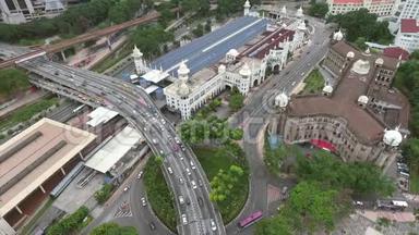 在马来西亚繁忙的高速公<strong>路路</strong>口和火车站的鸟瞰图。 4K