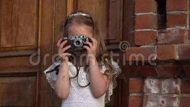 可爱的小女孩用复古相机拍摄她周围的一切
