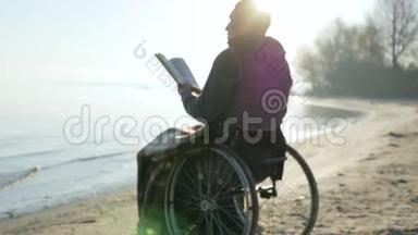 把<strong>残疾人</strong>、病人手里拿着圣经、信仰希望、坐轮椅的<strong>残疾人</strong>拿着圣书