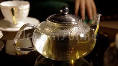 喝茶。 喝健康茶。 茶点和玻璃茶杯