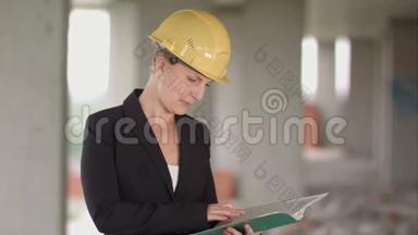 女建筑师看建筑工地的蓝图