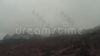 空中摄影机拍摄。 景色尽收眼底雾中雪中山峰