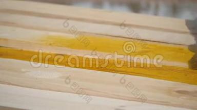 用<strong>防腐</strong>剂覆盖木木板。