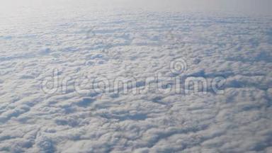 从飞机侧窗可以看到云层上方的<strong>飞行</strong>