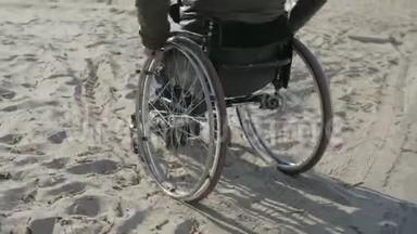 轮椅上的<strong>残疾人</strong>卡在沙子里，<strong>残疾人</strong>行动困难<strong>残疾人</strong>坐轮椅，