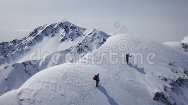 <strong>登山徒步登山</strong>探险空中飞行史诗山脉攀登成功美丽的山顶冬季