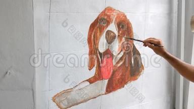 艺术家在白墙上画小猎犬
