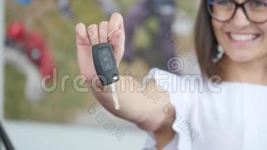 年轻快乐的女人，手里拿着钥匙-买车的概念