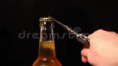 用开瓶器打开一瓶啤酒。