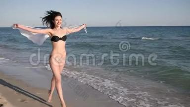 穿着泳衣的快乐女孩，在沙滩和大海上<strong>奔跑</strong>，<strong>自由</strong>快乐的女人，在热带旅行