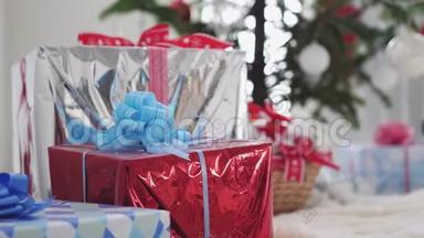 时尚的白色圣诞内部<strong>装饰</strong>杉树，礼品盒和圣诞老人在窗口。 慢动作