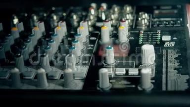 卡拉OK设备.. 音响设备。 DJ遥控器、声音和音乐设置。