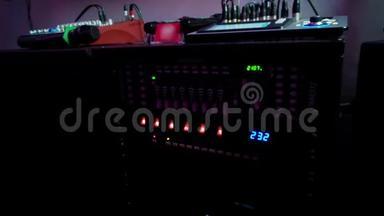 卡拉OK设备.. 音响设备。 DJ遥控器、声音和音乐设置。