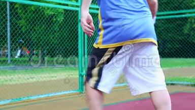 在街上打篮球，训练为篮球杂耍。 运动、训练、训练的概念