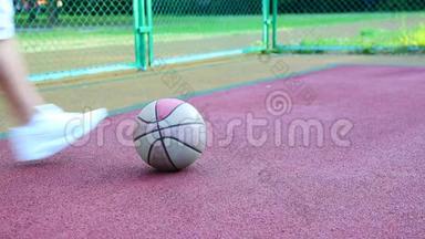 在街上打篮球，训练为篮球杂耍。 运动、训练、训练的概念