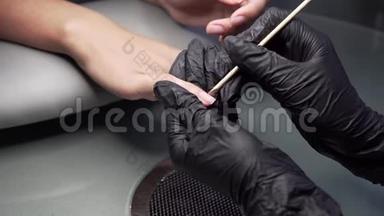 美甲师在美甲沙龙准备女孩的指甲，进行修脚手术。 女子双手特写镜头