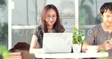 快乐的亚洲男人和<strong>女友</strong>一起使用手机和笔记本电脑
