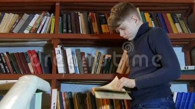 十几岁的男孩在图<strong>书</strong>馆里阅读一本<strong>书</strong>，背景是<strong>书</strong>架上有很多<strong>书</strong>。