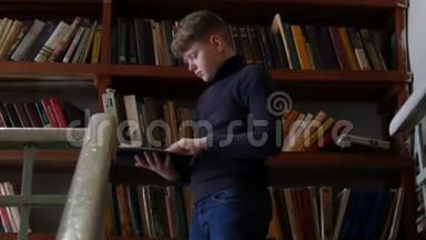 十几岁的男孩在图书馆里阅读一本书，背景是<strong>书架</strong>上有很多书。