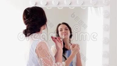 在镜子前做柔软的手按摩，美丽的女人，完美的皮肤照顾手