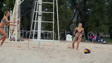户外<strong>排球</strong>，四名女子在沙滩上<strong>打排球</strong>，4k