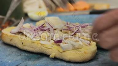 厨师准备烤奶酪三明治和洋葱和蘑菇