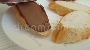 小榛子手涂小坚果厨房特写巧克力面包准备营养
