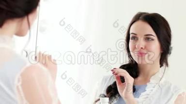 年轻女士卸妆使用洁面乳，专业护肤产品，面部清洁