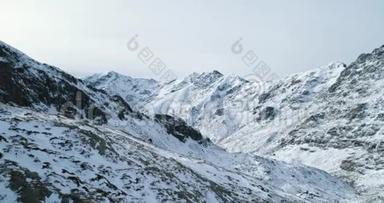 侧航越冬雪山口与登山滑雪者上行攀登.. 白雪覆盖的群山