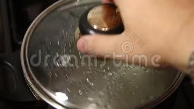 在盛有沸水的锅里盖上盖子