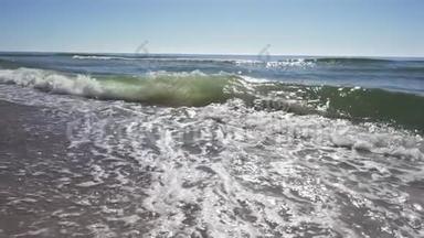 波浪缓慢地向海岸滚动