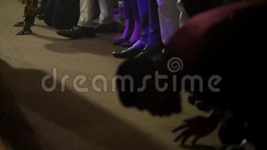 黑人非洲人在音乐厅祈祷。 跪下来祈祷。 进入恍惚状态..