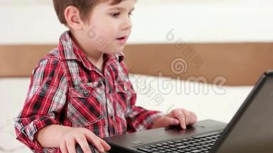 儿童使用笔记本电脑，小男孩使用触摸板和无线<strong>鼠标</strong>玩电脑<strong>游戏</strong>，设备