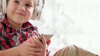 儿童戴耳机，儿童玩智能手机，通过无线耳机听音乐