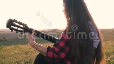日落时分，少女在草地上弹吉他