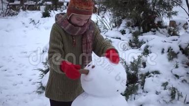 一个冬天的孩子在公园里<strong>堆雪人</strong>。