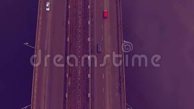 汽车高速行驶的流量.. 汽车驾驶的桥的俯视图.