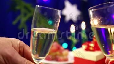 一个男人带着一个女人，戴着两个眼镜，在桌子的背景上放着香槟，带着礼物和燃烧的<strong>蜡烛</strong>和<strong>蜡烛</strong>