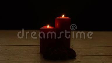 两支红烛在木桌上燃烧，玫瑰花在浪漫的时光里