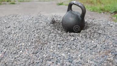 重铁水壶铃比赛中的院外健身理念.. 水壶掉进一堆石头里
